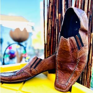 Men’s tan leather dress shoe Kenneth Cole New York collection.